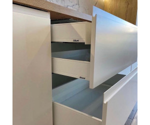 Мебель корпусная для кухни № 1122 крашеные МДФ фасады с интегрированной ручкой  