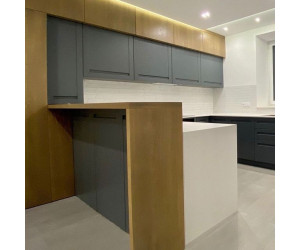 Мебель корпусная для кухни № 1123 Фасады из массива с интегрированной ручкой + шпон дуба натуральный 