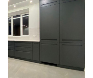 Мебель корпусная для кухни № 1123 Фасады из массива с интегрированной ручкой + шпон дуба натуральный 