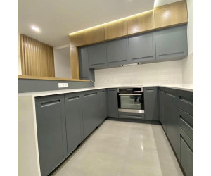 Мебель корпусная для кухни № 1123 Фасады из массива с интегрированной ручкой + шпон дуба натуральный 