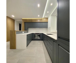 Мебель корпусная для кухни № 1123 Фасады из массива с интегрированной ручкой + шпон дуба натуральный 