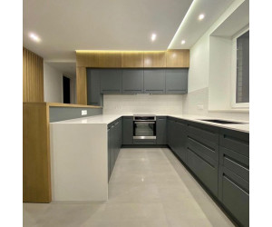 Мебель корпусная для кухни № 1123 Фасады из массива с интегрированной ручкой + шпон дуба натуральный 