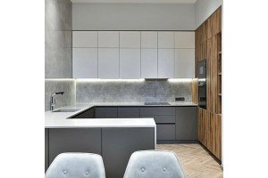 Меблі корпусні для кухні № 1128 фарбовані МДФ фасади білі і сірі з інтегрованою ручкою 