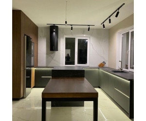 Мебель корпусная для кухни № 1129 крашеные МДФ фасады белые и серые с интегрированной ручкой 