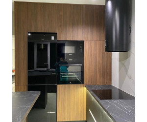 Мебель корпусная для кухни № 1129 крашеные МДФ фасады белые и серые с интегрированной ручкой 