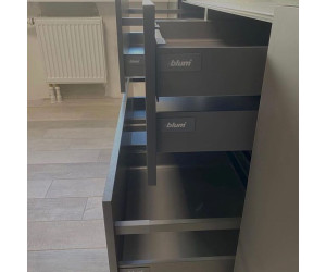 Мебель корпусная для кухни № 1131 крашеные МДФ фасады  серые с интегрированной ручкой стиль Modern 