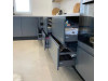 Меблі корпусні для кухні № тисячу сто тридцять два фарбовані МДФ фасади сірі з інтегрованою ручкою 