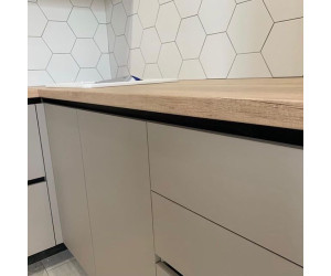 Мебель корпусная для кухни № 1135 крашеные МДФ фасады  с интегрированной ручкой 