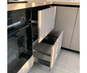 Мебель корпусная для кухни № 1135 крашеные МДФ фасады  с интегрированной ручкой 