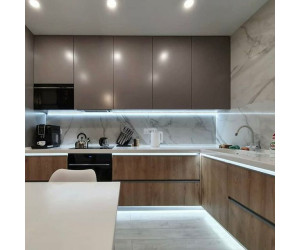 Мебель корпусная для кухни № 1142 крашеные МДФ фасады  с интегрированной ручкой 