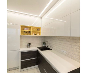 Мебель корпусная для кухни № 1017 крашеные МДФ фасады верхние глянец нижние шпонированные + интегрированная алюминиевая ручка профиль 