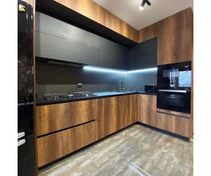 Мебель корпусная для кухни № 1154 крашеные и шпонированные МДФ фасады с интегрированной ручкой  