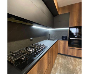 Мебель корпусная для кухни № 1154 крашеные и шпонированные МДФ фасады с интегрированной ручкой  