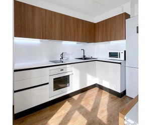 Мебель корпусная для кухни № 1157 крашеные и шпонированные фасады МДФ 