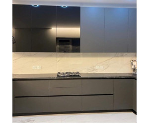 Мебель корпусная для кухни № 1174 крашеные МДФ фасады  с интегрированной ручкой 