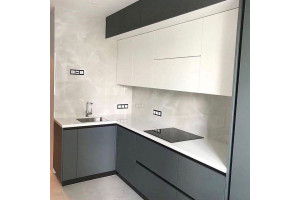 Меблі корпусні для кухні № 1182 фарбовані матові білі і сірі МДФ фасади з інтегрованою ручкою 