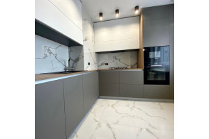 Мебель корпусная для кухни № 1122 крашеные МДФ фасады Antratsit Grey и белый матовый с эффектом Soft Touch
