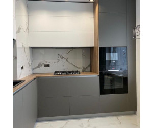 Мебель корпусная для кухни № 1122 крашеные МДФ фасады Antratsit Grey и белый матовый с эффектом Soft Touch