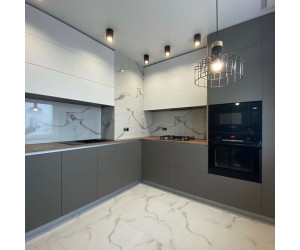 Мебель корпусная для кухни № 1122 крашеные МДФ фасады Antratsit Grey и белый матовый с эффектом Soft Touch