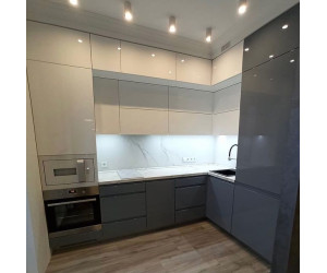 Мебель корпусная для кухни № 1155 крашеные МДФ фасады с  эффектом Super глянец и интегрированной ручкой 