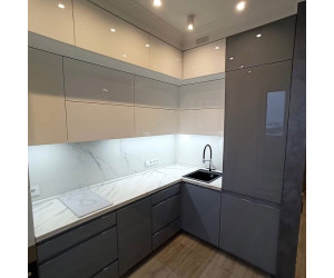 Мебель корпусная для кухни № 1155 крашеные МДФ фасады с  эффектом Super глянец и интегрированной ручкой 