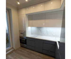 Мебель корпусная для кухни № 1155 крашеные МДФ фасады с  эффектом Super глянец и интегрированной ручкой 